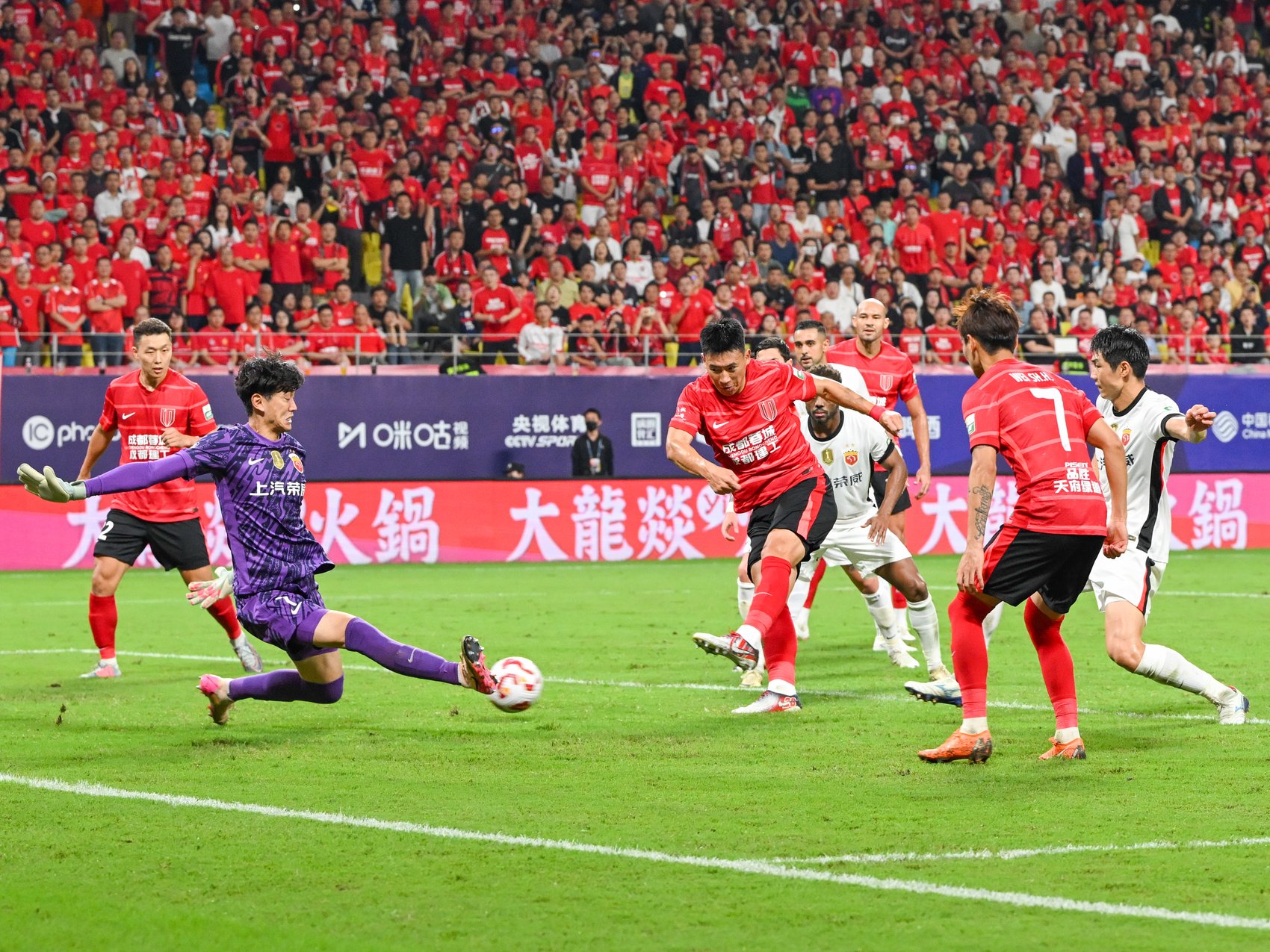 关于冲刺阶段体能课后，成都蓉城防线松动备战葡超，引发热议，轮换策略成焦点的信息